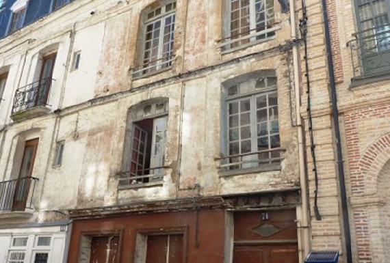 Façade située rue d' Ecosse à Dieppe avant et après restauration - Avant